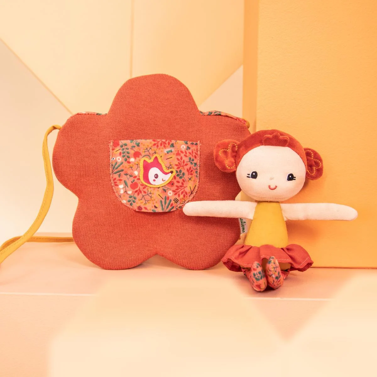 [83575] MUÑECA ADÈLE CON BOLSO DE FLOR